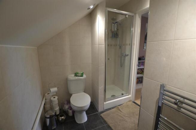 SPACIOUS EN-SUITE SHOWER ROOM