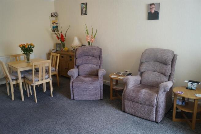 LOUNGE/DINING AREA