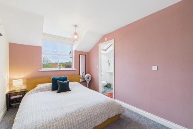 3 bed Town House for sale Image 11