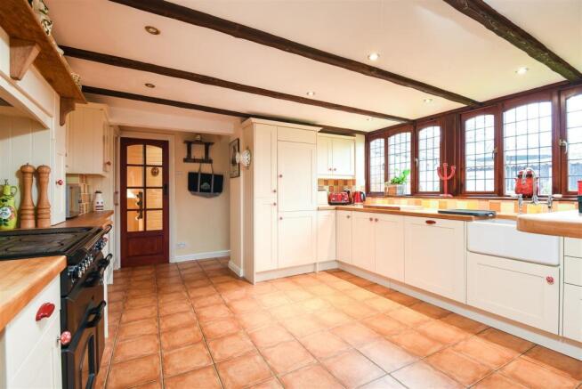 KITCHEN / FAMILY ROO