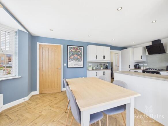 4 bed Detached for sale Image 11