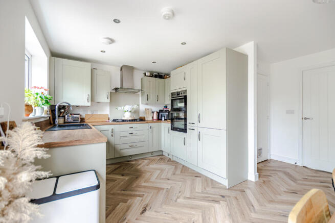 4 bed Semi-Detached for sale Image 7