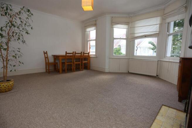 16a Glendale Rd lounge2.jpg
