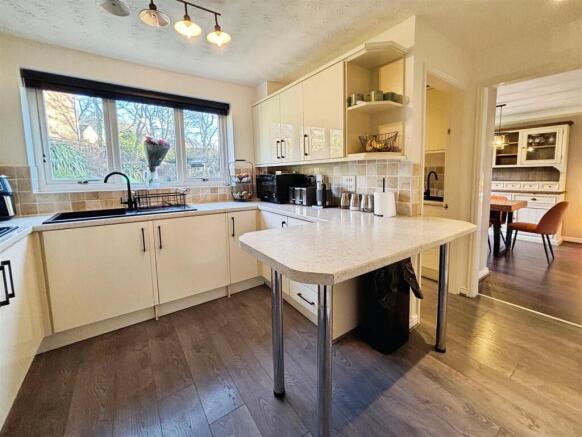 4 bed Detached for sale Image 6