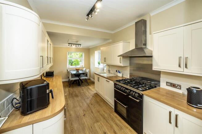 3 bed House for sale Image 9