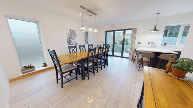 5 bed Detached for sale Image 7
