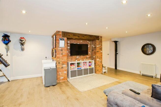 2 bed Apartment for sale Image 4