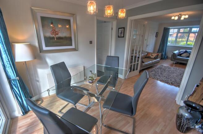 Huntley Grove Din 3
