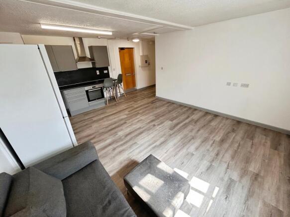 2 bed Apartment to rent Image 4