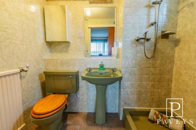 EN-SUITE TO MASTER BEDROOM