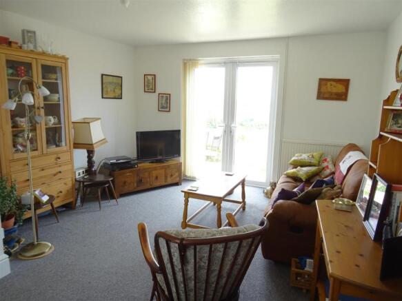 L-Shaped Living Room/Diner