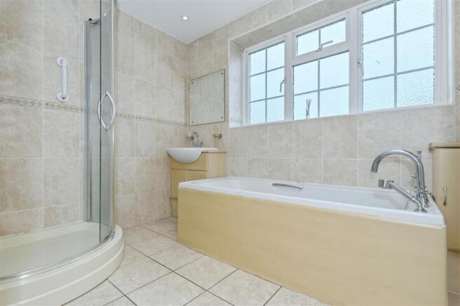 5 bed Detached for sale Image 5