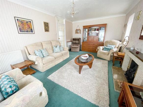 ALTERNATE VIEW OF LOUNGE