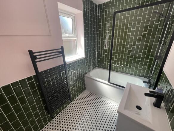 62 Park Street - Bathroom(2).jpeg