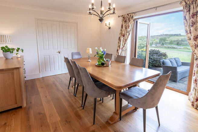 5 bed Detached for sale Image 8