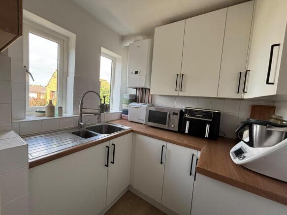 4 bed House to rent Image 6