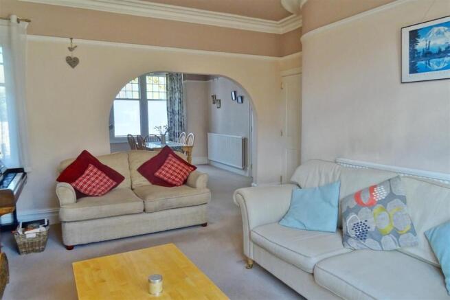 Living/Dining Room: