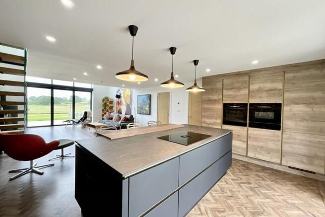 4 bed Bungalow for sale Image 8
