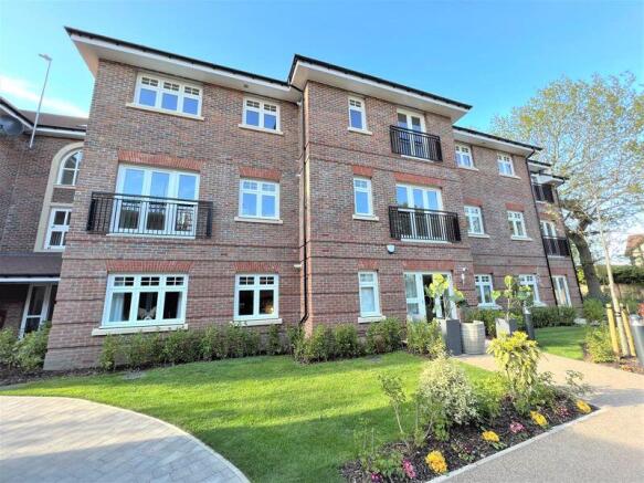 1-bed flat on Kestrel Close, Shenfield, Brentwood, £349,000