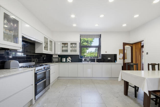 5 bed Detached for sale Image 6