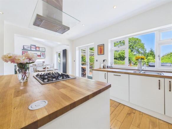 5 bed House for sale Image 10