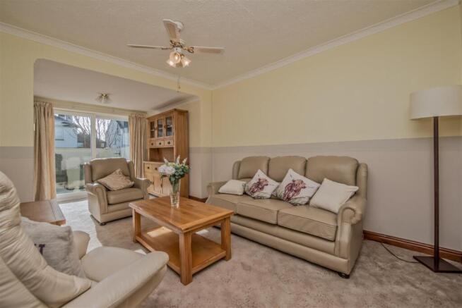 Living Room / Dining Area: