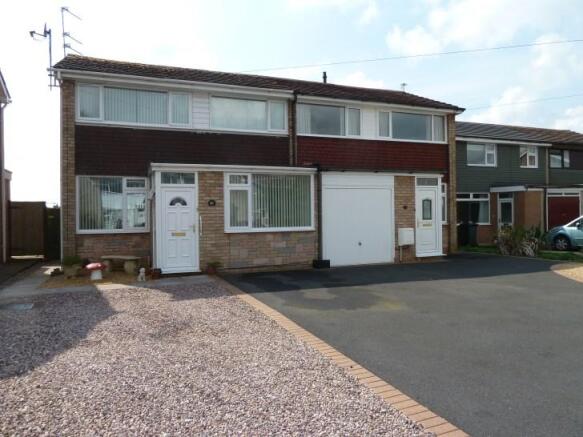 Photo of frontage and driveway