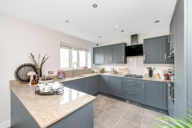 5 bed Detached for sale Image 11