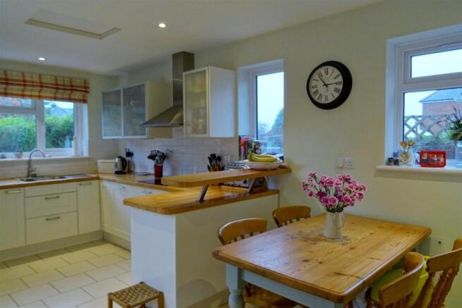 Kitchen/Breakfast Room: