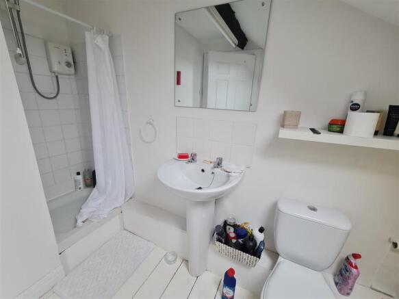 EN-SUITE SHOWER ROOM