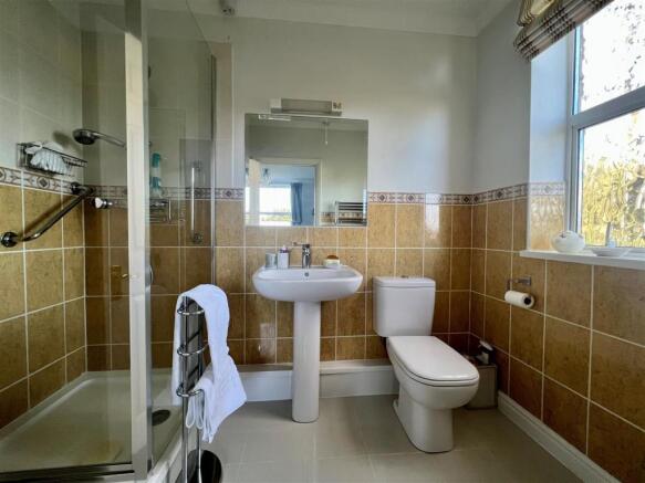 6 stokefield en suite.jpg