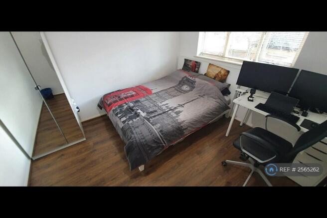 Bedroom - 40" Tv, Wadrobe Inc Drawers, Desk, Chair