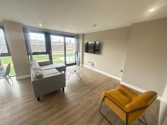 2 bed Apartment to rent Image 4