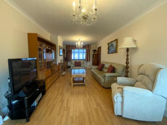 LIVING ROOM/DINER 32'3 x 20'7>11'