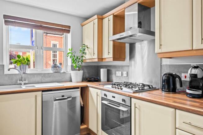 1-web-or-mls-9 CHEAL CLOSE FINISHED EDITS-7.JPG