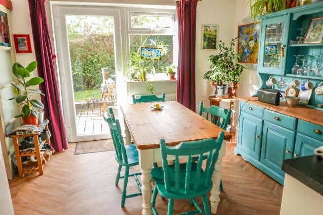 KITCHEN/DINING ROOM