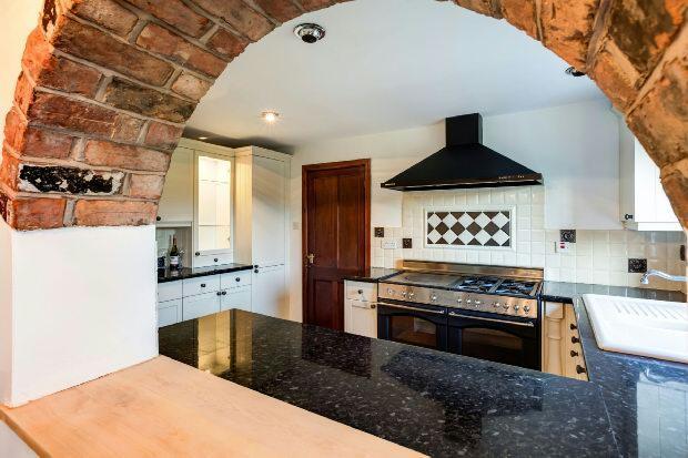 MAIN KITCHEN photo4