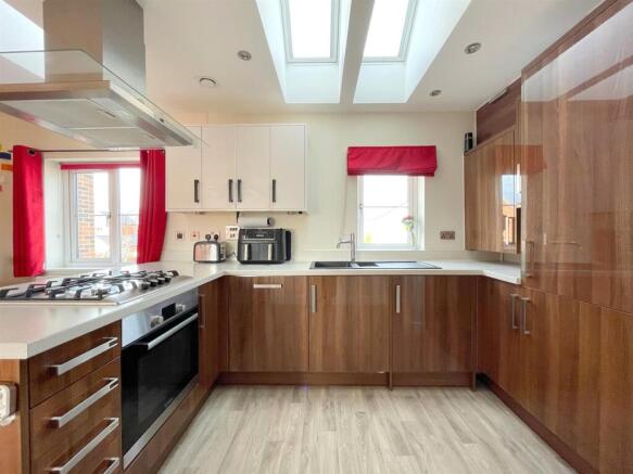 2 bed Semi-Detached for sale Image 4