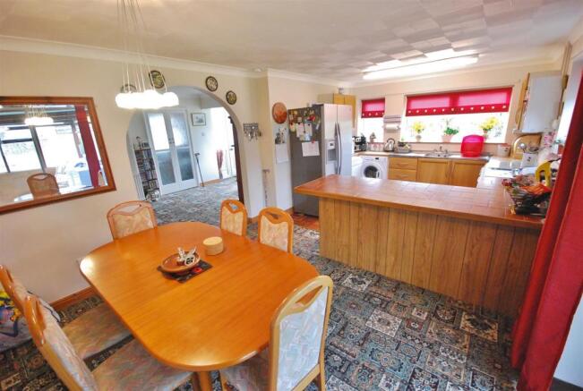 KITCHEN/DINER:
