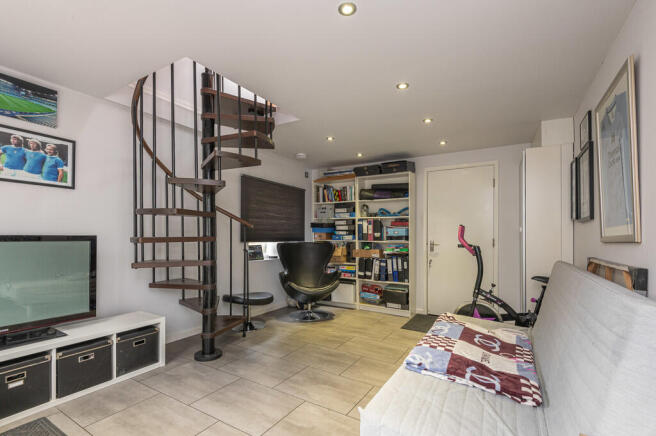 5 bed Detached Bungalow for sale Image 4