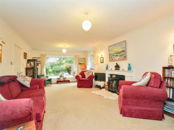 5 bed Detached for sale Image 4