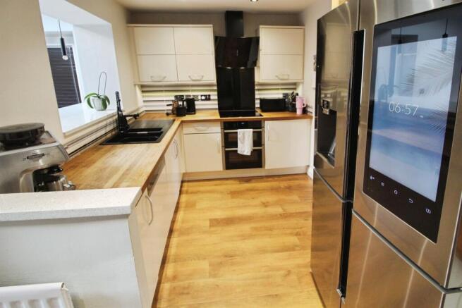 5 bed Detached for sale Image 6
