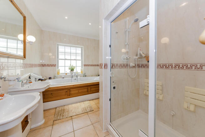 En-suite to Maste...