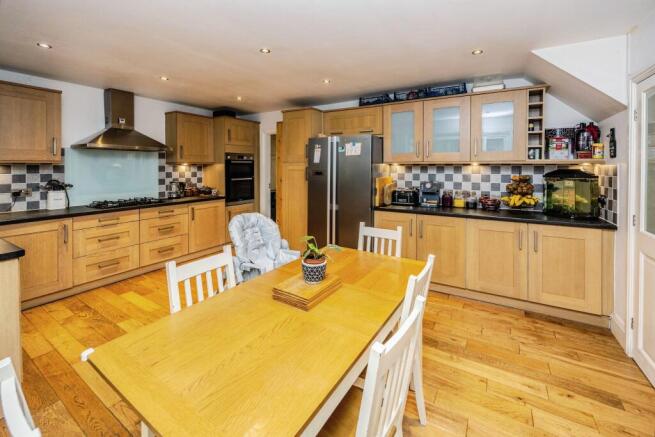 4 bed Detached for sale Image 7