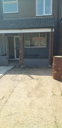2 bed Terraced to rent Image 6