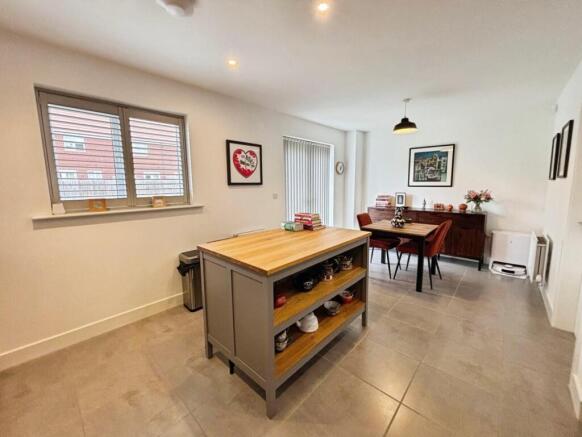 4 bed House for sale Image 8