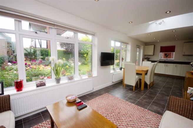 DINING/SITTING ROOM