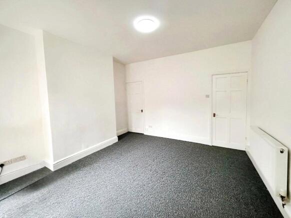 2 bed End of Terrace to rent Image 4