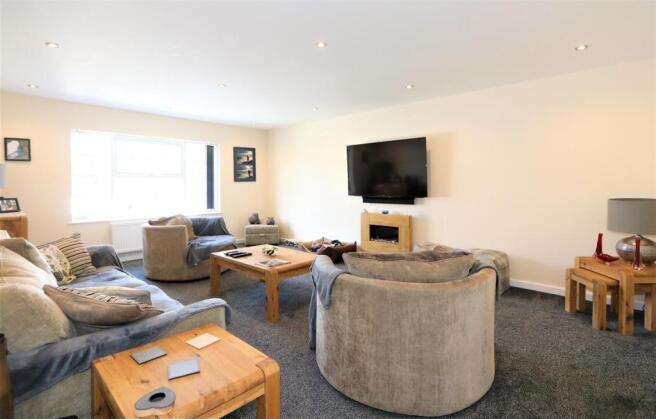 SPACIOUS LOUNGE