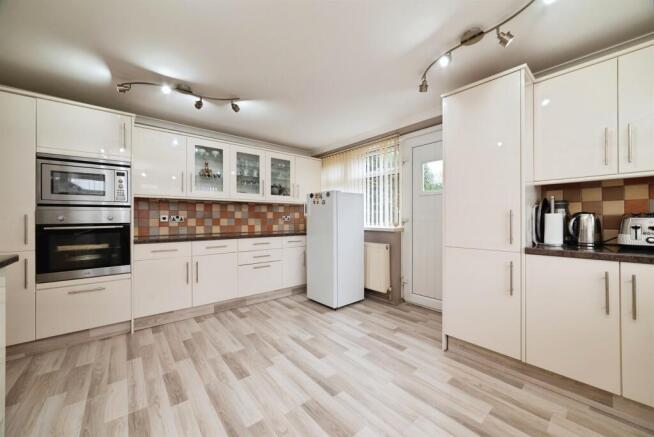 3 bed Semi-Detached for sale Image 4